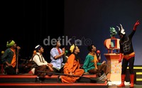 Teater tersebut disutradarai oleh Djaduk Ferianto, yang sekaligus menggarap arransemen musiknya.