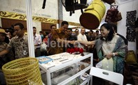 Gita menyapa dan berdialog dengan para peserta pameran.