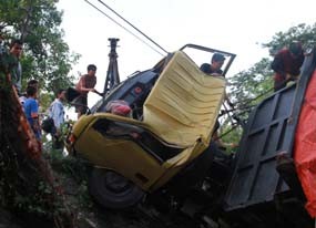 Truk Terguling, Jalur Bojonegoro-Babat Macet 7 Km