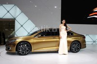 Seorang model berpose dengan Suzuki Authentics.