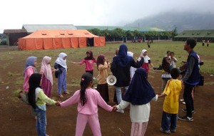 Siswa SD di Dieng Terpaksa Belajar di Tenda Pengungsian