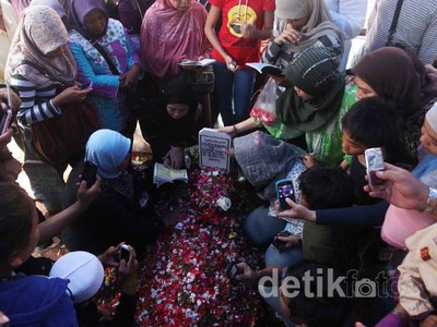 Makam Ustad Jeffry Masih Dipadati Peziarah
