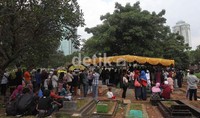 Tidak hanya dari wilayah Jakarta, tetapi masyarakat yang dari luar Jakarta juga banyak yang berziarah dan mendoakan kepergian Ustad Jeffry Al Buchori karena kecelakaan motor.     