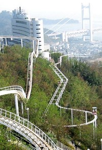 Sepeda diikatkan pada sebuah rel khusus dibantu sabuk pengaman di bagian pinggang. Lalu pengendara tinggal menggowes. Di lereng bukit seperti ini, tentu kekuatan angin tidak sepoi-sepoi. (Foto: treehugger.com)