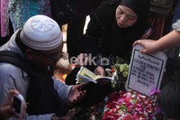 Tidak hanya dari wilayah Jakarta, tetapi masyarakat yang dari luar Jakarta juga banyak yang berziarah dan mendoakan kepergian Ustad Jeffry Al Buchori karena kecelakaan motor.     