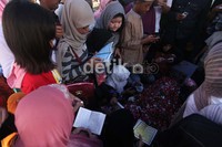 Tidak hanya dari wilayah Jakarta, tetapi masyarakat yang dari luar Jakarta juga banyak yang berziarah dan mendoakan kepergian Ustad Jeffry Al Buchori karena kecelakaan motor.     