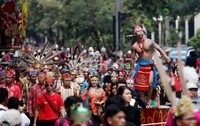 Ratusan warga Dayak terlibat dalam festival kali ini.