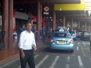 Banyak Mobil Mewah Pejabat Parkir Sembarangan di Bandara Soetta