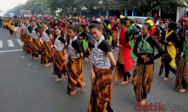 Ratusan Warga Solo Peringati Hari Tari, \Beraksi\ di Mal Hingga Bandara Ratusan Warga Solo Peringati Hari Tari, \Beraksi\ di Mal Hingga Bandara