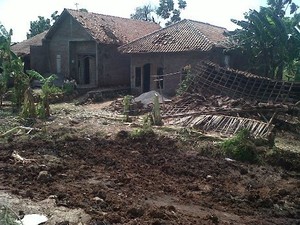 3 Atap Rumah & Kandang Kambing Rusak Akibat Terjangan Kereta Misterius