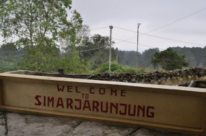 Pesona Danau Toba dari Bukit Simarjarunjung