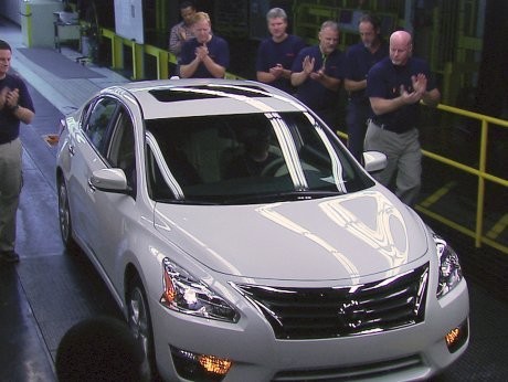 Ban Serep Kurang Angin, Nissan Tarik Mobil