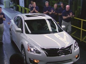 Ban Serep Kurang Angin, Nissan Tarik Mobil