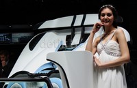Seperti halnya pameran mobil lain, pameran mobil di Shanghai ini pun juga banyak dijejali wanita cantik.