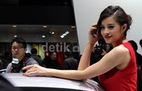 Wanita-wanita cantik yang menjaga stand atau kendaraan yang dipajang pun tampak ramah dan tidak malu-malu ketika diminta berpose oleh pengunjung.