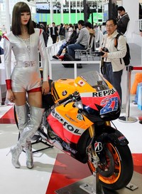 Pakaian mereka pun beragam dari gaun malam, pakaian casual hingga kostum seksi yang memancing minat pengunjung pameran.