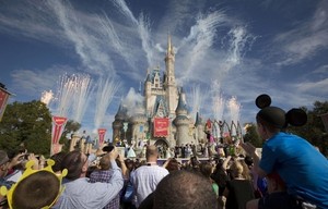 Sambut Musim Panas, Disneyland AS Bakal Buka 24 Jam