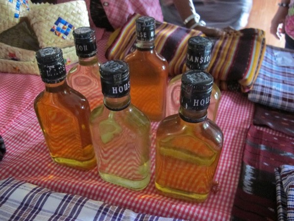 Minyak Ikan Paus & Aneka Oleh-oleh Unik dari Lamalera