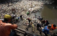 Puluhan petugas dari Dinas Pekerjaan Umum Pemprov DKI Jakarta, tengah mengangkut sampah yang menumpuk di Kalimalang, Jakarta Timur. Pangangkutan sampah tersebut dalam rangka mengantisipasi banjir dan pembersihan kali dari tercemarnya kotoran sampah.