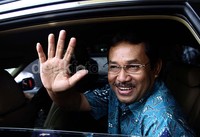 Rahmat meninggalkan gedung KPK menumpang Honda CRV berwarna Silver. Bupati Bogor tersebut diperiksa selama sekitar 1 jam. Lamhot Aritonang/detikFoto.