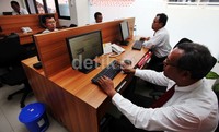 Sejumlah petugas terlihat sibuk di kantor cyber yang baru saja diresmikan tersebut. Kerjasama ini dilakukan guna mengantisipasi kejahatan cyber lintas negara yang dinilai kian meresahkan.