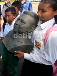  Pelajar yang menjadi korban semburan lumpur Lapindo memberikan kado ke Presiden Susilo bambang Yudhoyono (SBY) berupa patung dari lumpur.