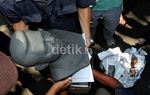 Pelajar Serahkan Patung  Lumpur SBY