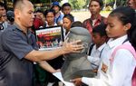 Pelajar Serahkan Patung  Lumpur SBY