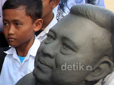 Pelajar Serahkan Patung  Lumpur SBY
