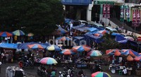 PKL hampir memenuhi seluruh kawasan ini.