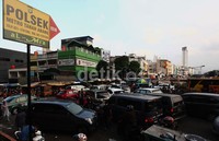 PKL memakai jalan raya dan menyebabkan kemacetan.