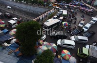 Badan jalan juga dijadikan tempat parkir.