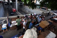 Tidak hanya jalan raya, para PKL juga mengambil jalan kecil yang biasanya digunakan untuk pejalan kaki.