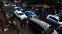 Kemacetan ini bukan hanya disebabkan banyaknya volume kendaraan yang melintasi jalan tersebut akan tetapi juga disebabkan oleh banyaknya PKL yang menyita badan jalan.