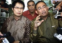 Kuasa hukum Anas, Firman Wijaya (kanan) mengatakan, kliennya itu sakit setelah memakan nasi kucing pada Minggu (28/4/2013) malam. Lamhot Aritonang/detikFoto.
