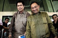 Firman Wijaya (kanan) didampingi Carel Ticualu  meninggalkan gedung KPK setelah menyerahkan surat sakit Anas ke KPK. Lamhot Aritonan/detikFoto.