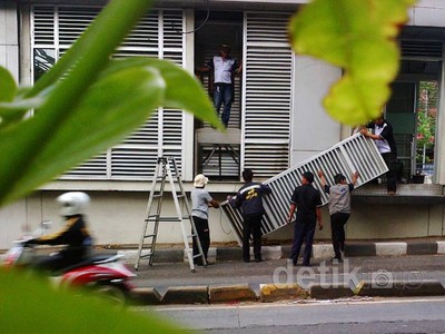 Perawatan Halte Busway Buncit Indah