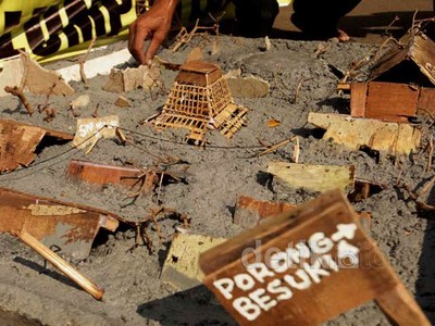 Maket Lapindo Ini Bikin Polisi Berjaga-jaga