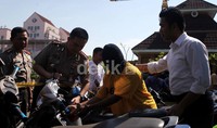 Tersangka menunjukkan cara dia mencuri sepeda motor para korbannya.