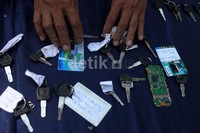Untuk sepeda motor tanpa surat-surat yang berhasil dicuri RSM, akan dilimpahkan ke penadah berinisial IW di luar Jakarta.
