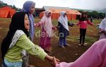 Siswa SD di Dieng Terpaksa Belajar di Pengungsian