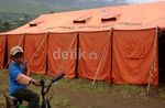 Siswa SD di Dieng Terpaksa Belajar di Pengungsian