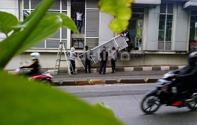 Perawatan Halte Busway Buncit Indah