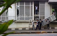 Salah satu yang diperbaiki adalah jendela-jendela halte.