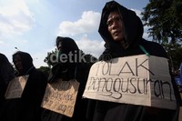 Mereka membawa berbagai poster.
