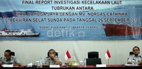 Ketua KNKT Tatang Kurniadi (tengah), Wakil Ketua KNKT sekaligus Ketua ICC Capt. Sri Untung (kiri), dan Dirjen Perhubungan Laut (kanan) memberikan penjelasan terkait hasil investigasi.