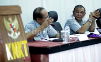 Ketua KNKT Tatang Kurniadi (kanan) mendengarkan penjelasan yang disampaikan Ketua ICC Capt. Sri Untung (kiri).