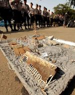 Maket Lapindo Ini Bikin Polisi Berjaga-jaga