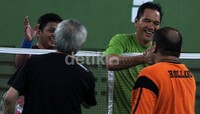 Gita Wirjawan tampil berpasangan bersama anggota DPR Viva Yoga melawan anggota DPR Taufik Hidayat dan Kasubid Pelatnas PBSI Christian Hadinata.