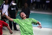 Gita bermain bulutangkis.